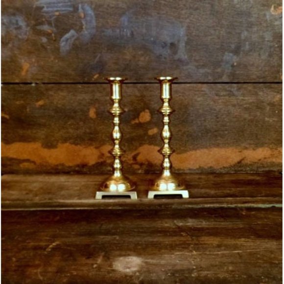 Vintage brass distressed / tarnished pillar spindle candlesticks - Picture 9 of 10